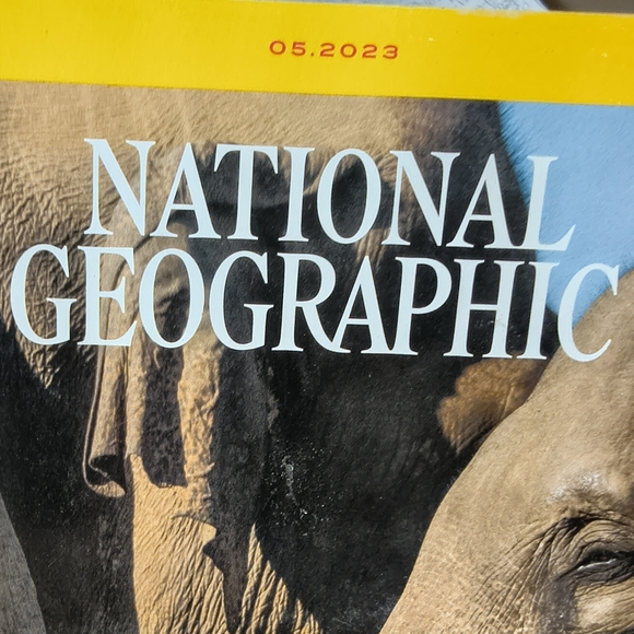 National Geographic Magazine Elephant Cover Titled Secrets Of The Elephants - Picture 2 of 2